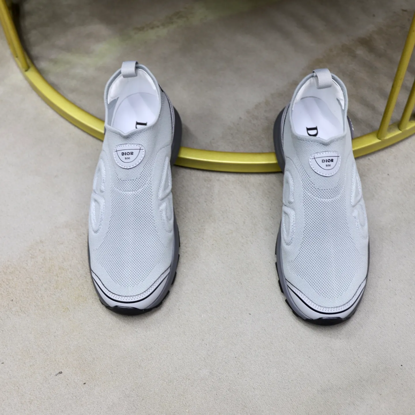 Ex-factory price: 520💰Dior B30’s latest hot model is shipped, the original version is manufactured 1:1 ▪️ Fabric: Original customized fly weave ▪️ Lining: Imported breathable mesh ▪️ Sole: Original molded non-slip outsole ▪️ Size: 38-46 (45 and 46 are custom-made and cannot be returned or exchanged)